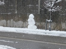 毎日、雪との戦いですが近所の子供達が作ってくれた芸術雪の像？？